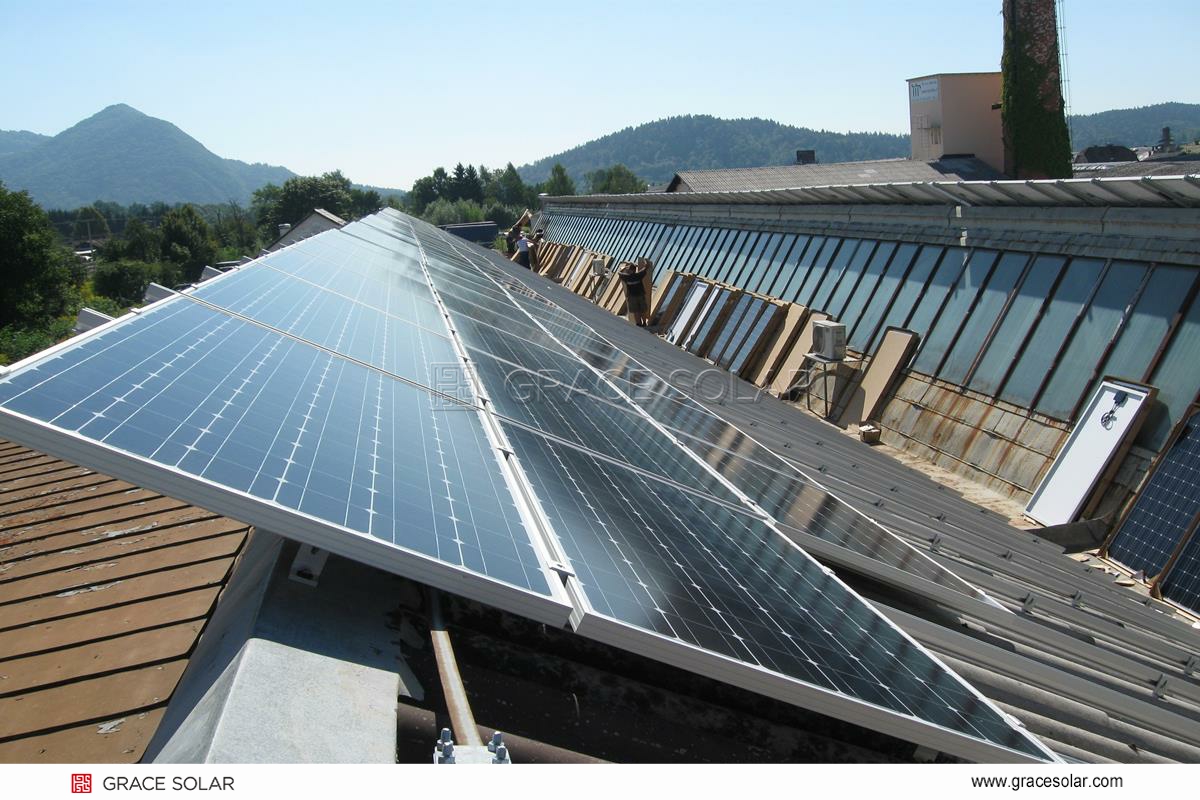 波板屋根へのクリップロック式ソーラー取り付け工事風景